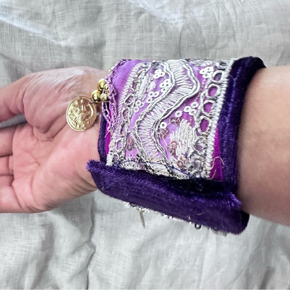 PURPLE VELVET GYPSY COIN CHARM CUFF BRACELET TEXTILE FIBER ART LUXURY SIGNED 7’ - Picture 15 of 15